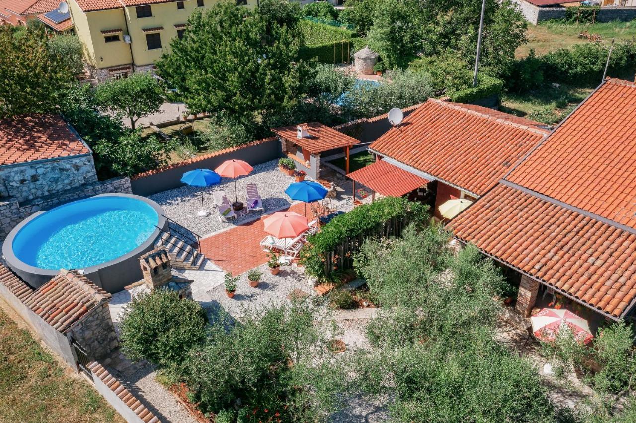 Apartment With Pool Višnjan מראה חיצוני תמונה