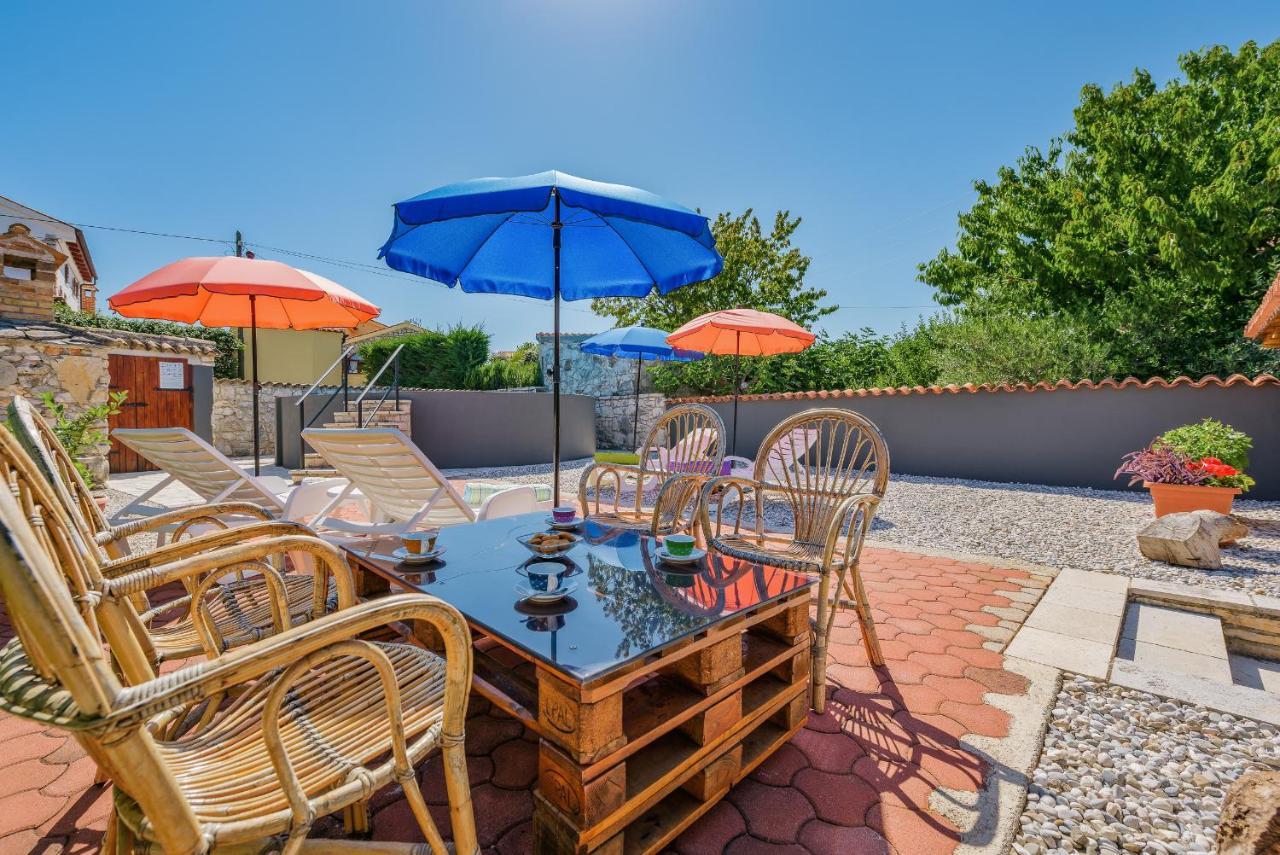 Apartment With Pool Višnjan מראה חיצוני תמונה