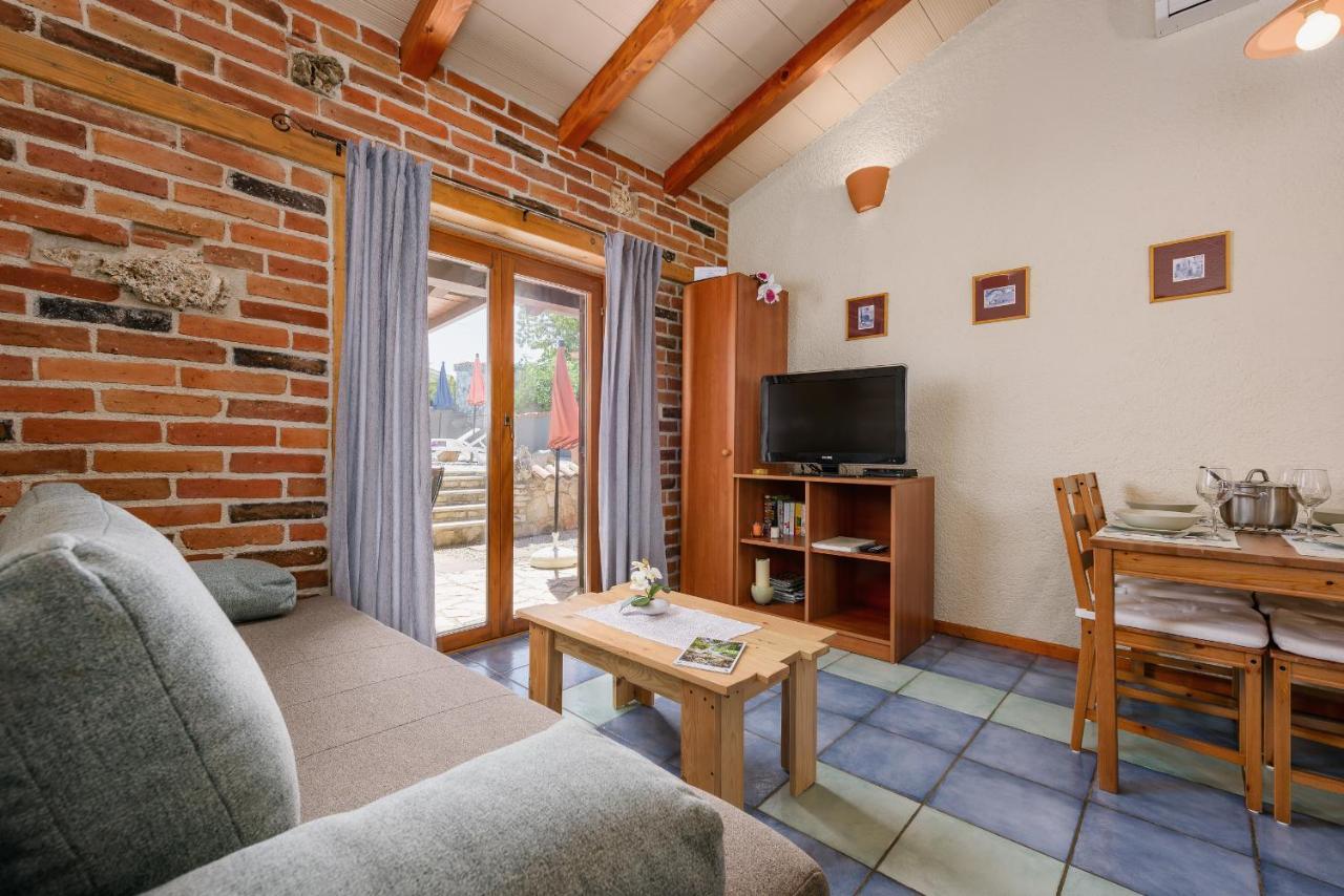 Apartment With Pool Višnjan מראה חיצוני תמונה