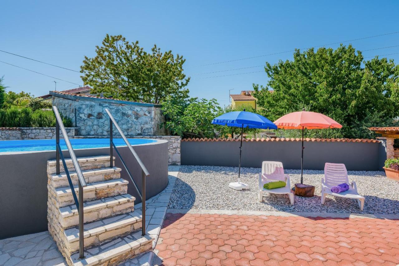 Apartment With Pool Višnjan מראה חיצוני תמונה