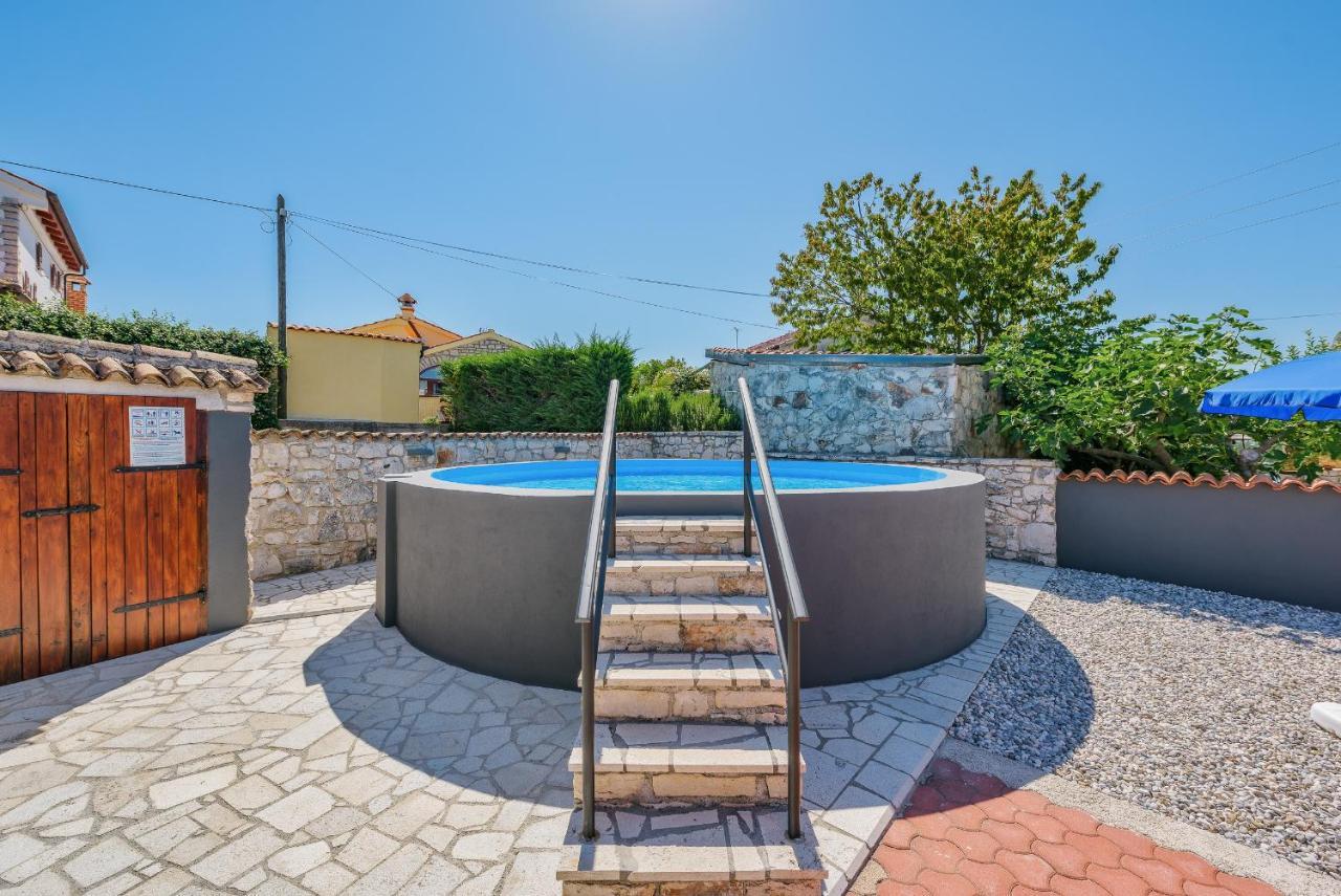 Apartment With Pool Višnjan מראה חיצוני תמונה